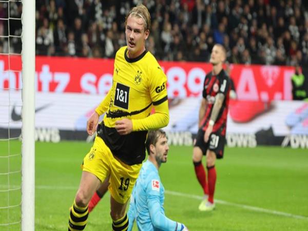 Dortmund chật vật giành điểm