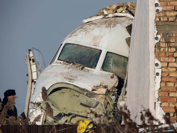 Hình ảnh máy bay rơi thường gợi lên ý nghĩa của sự mất mát