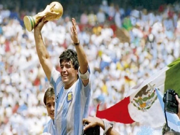 Đội hình mạnh nhất thế giới có : Diego Maradona