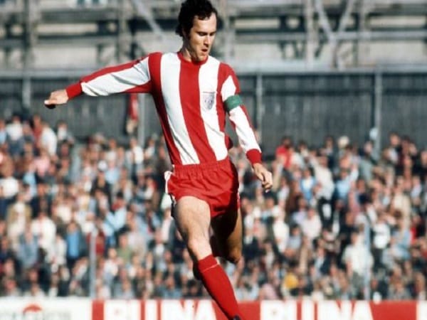 Franz Beckenbauer có mặt trong đội hình mạnh nhất thế giới với vị trí hậu vệ