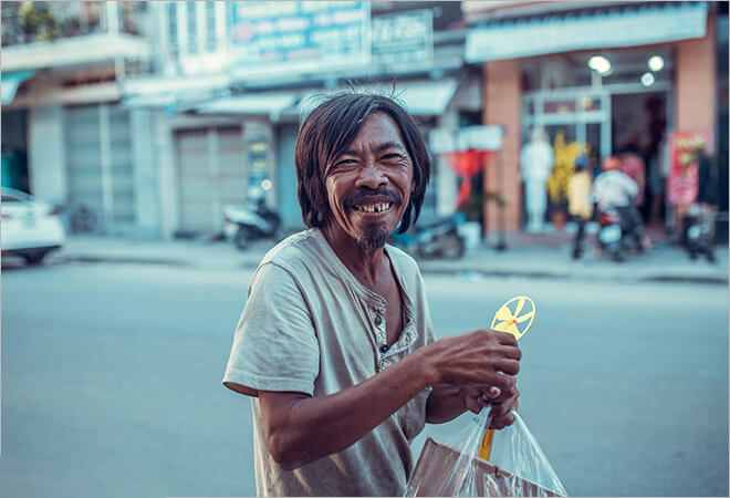 Chiêm bao thấy người điên cười nói một mình