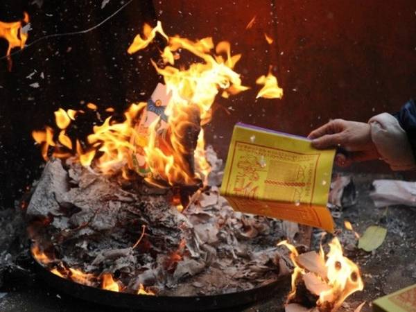 Chiêm bao thấy người chết cho tiền vàng