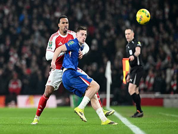 CĐV Chelsea nổi giận với Liam Delap sau thất bại trước Arsenal tại Carabao Cup
